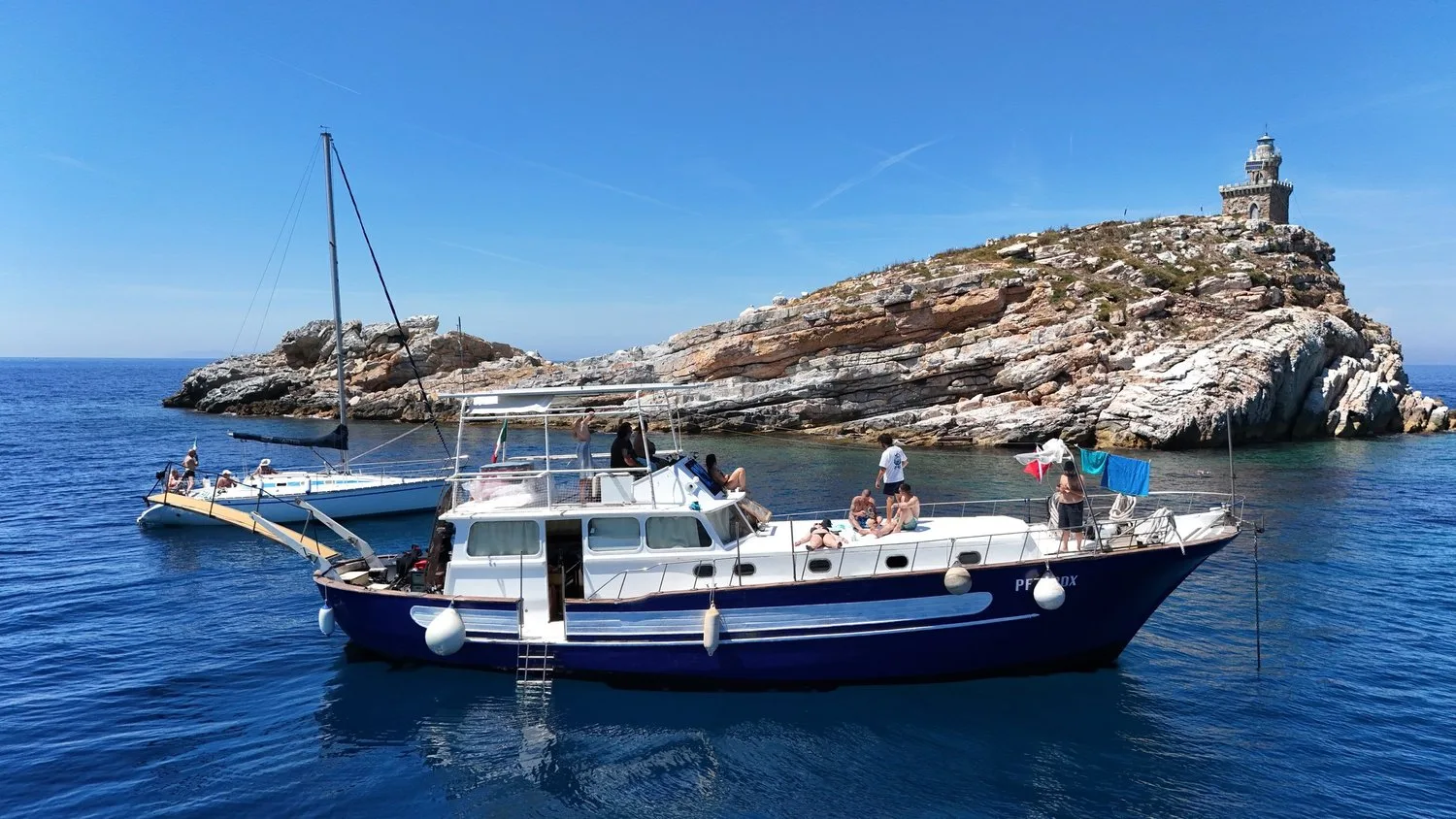 Saralù, la barca diving DivEx, davanti allo Scoglietto di Portoferraio