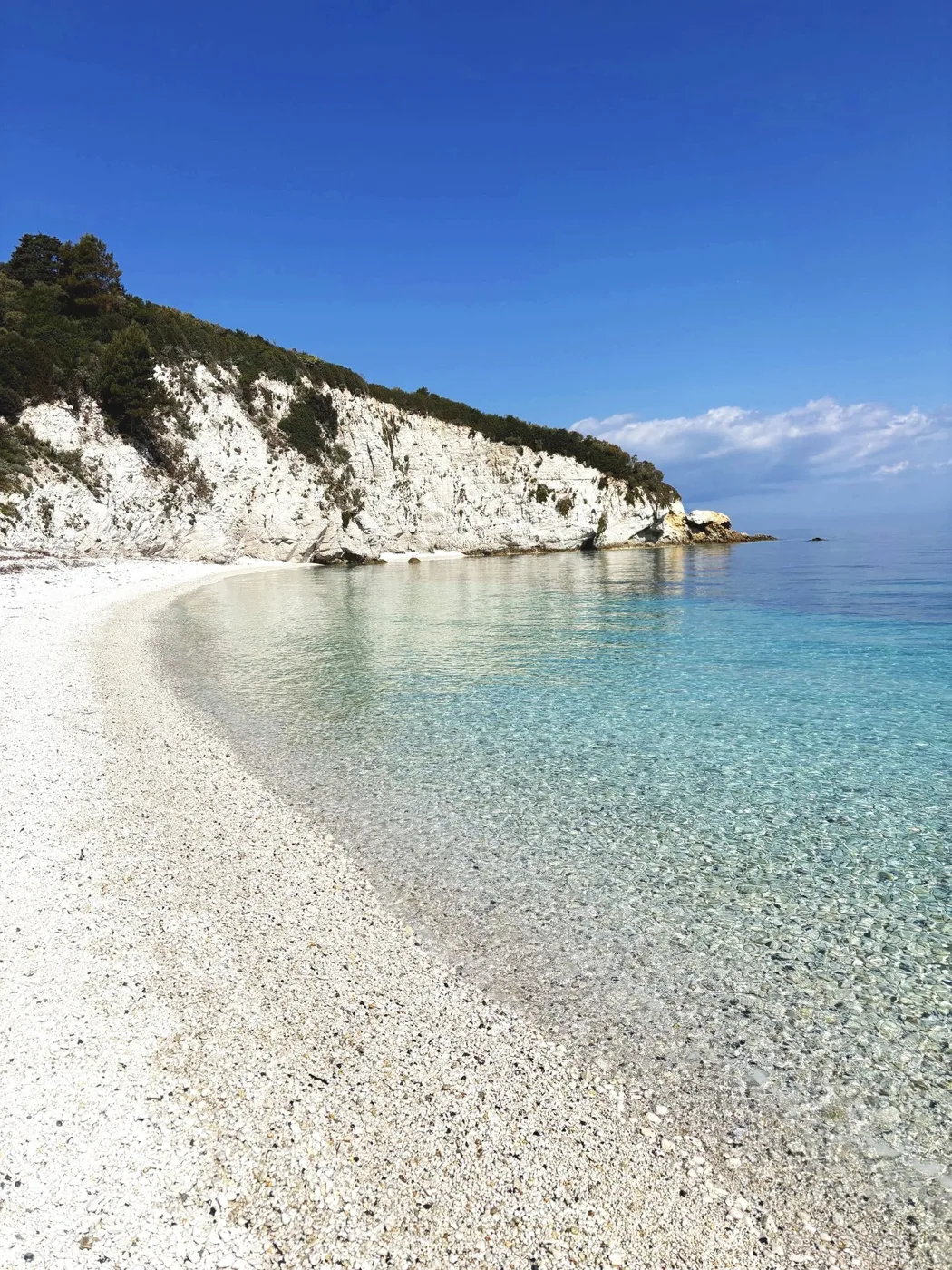 Ciottoli bianchi e acqua trasparente alla spiaggia della Padulella, Portoferraio