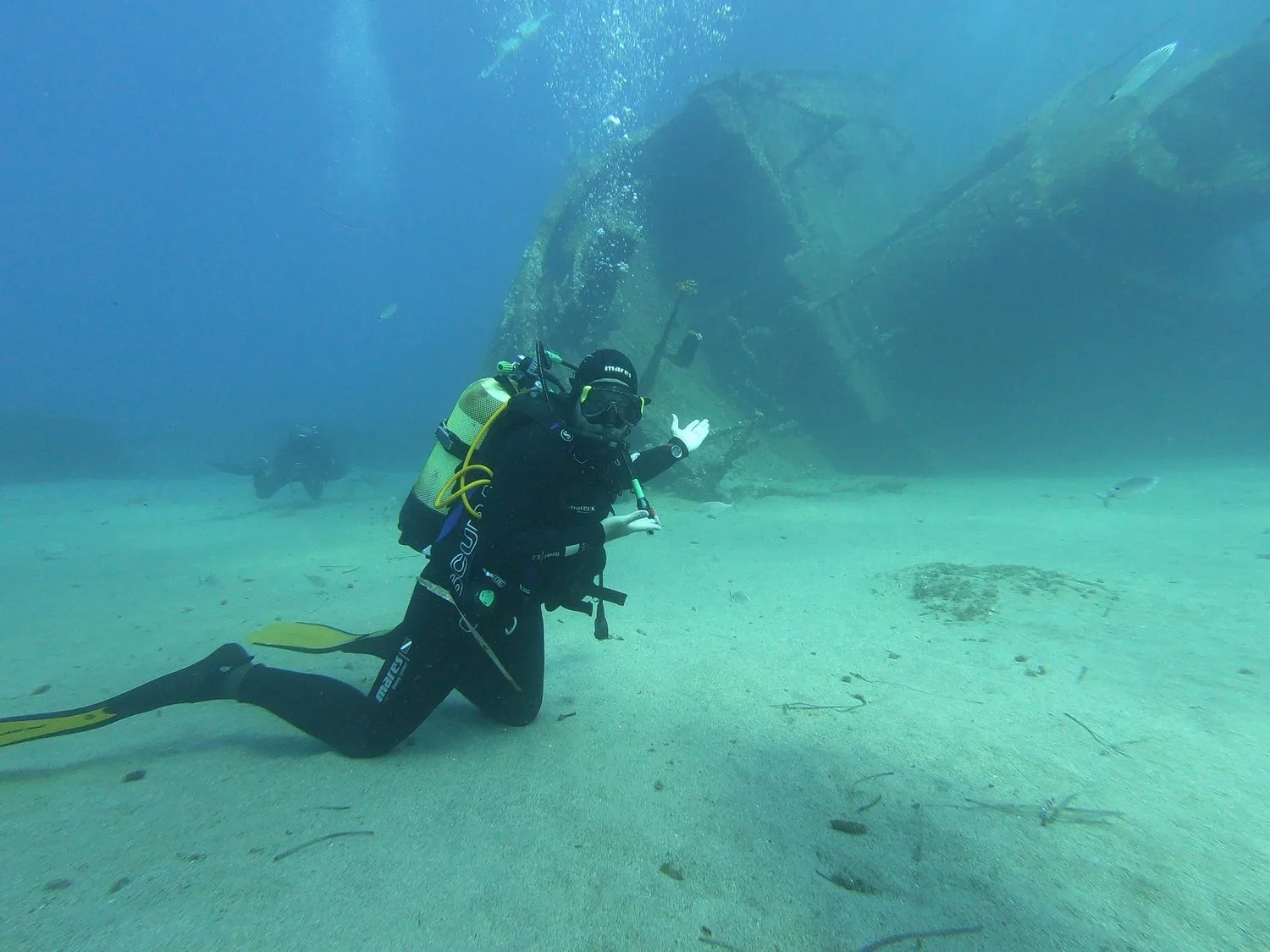 Subacqueo vicino a un relitto sui fondali dell’Elba